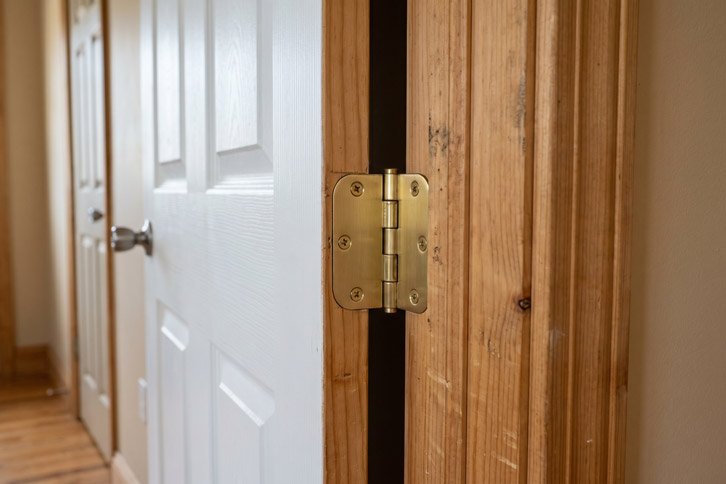 Cómo ajustar una puerta que no cierra bien - vecivo