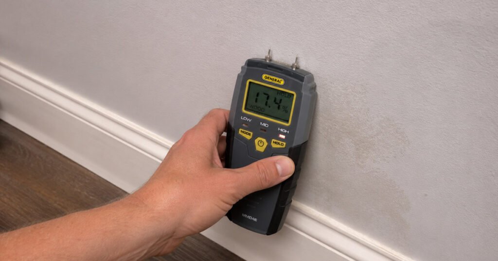 Cómo detectar una fuga de agua oculta en la pared con un medidor de humedad