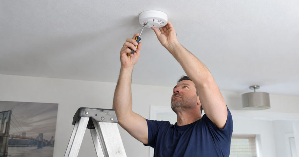 Cómo instalar un detector de humo y monóxido de carbono en casa