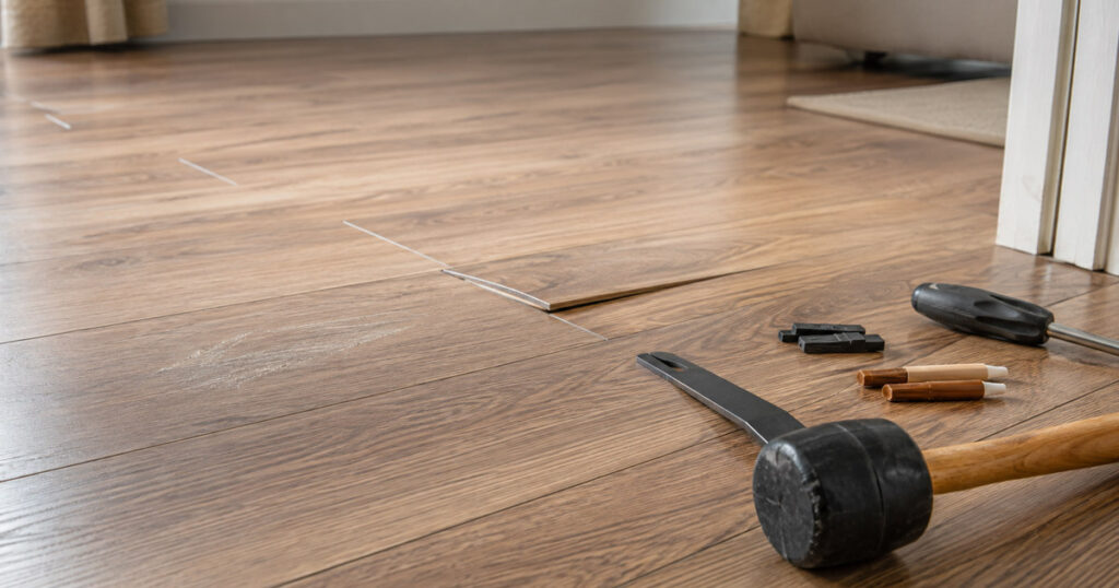 reparar piso laminado levantado